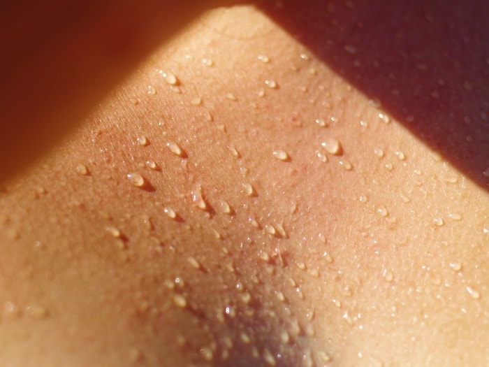 Auswirkungen von Schweiß auf die Haut